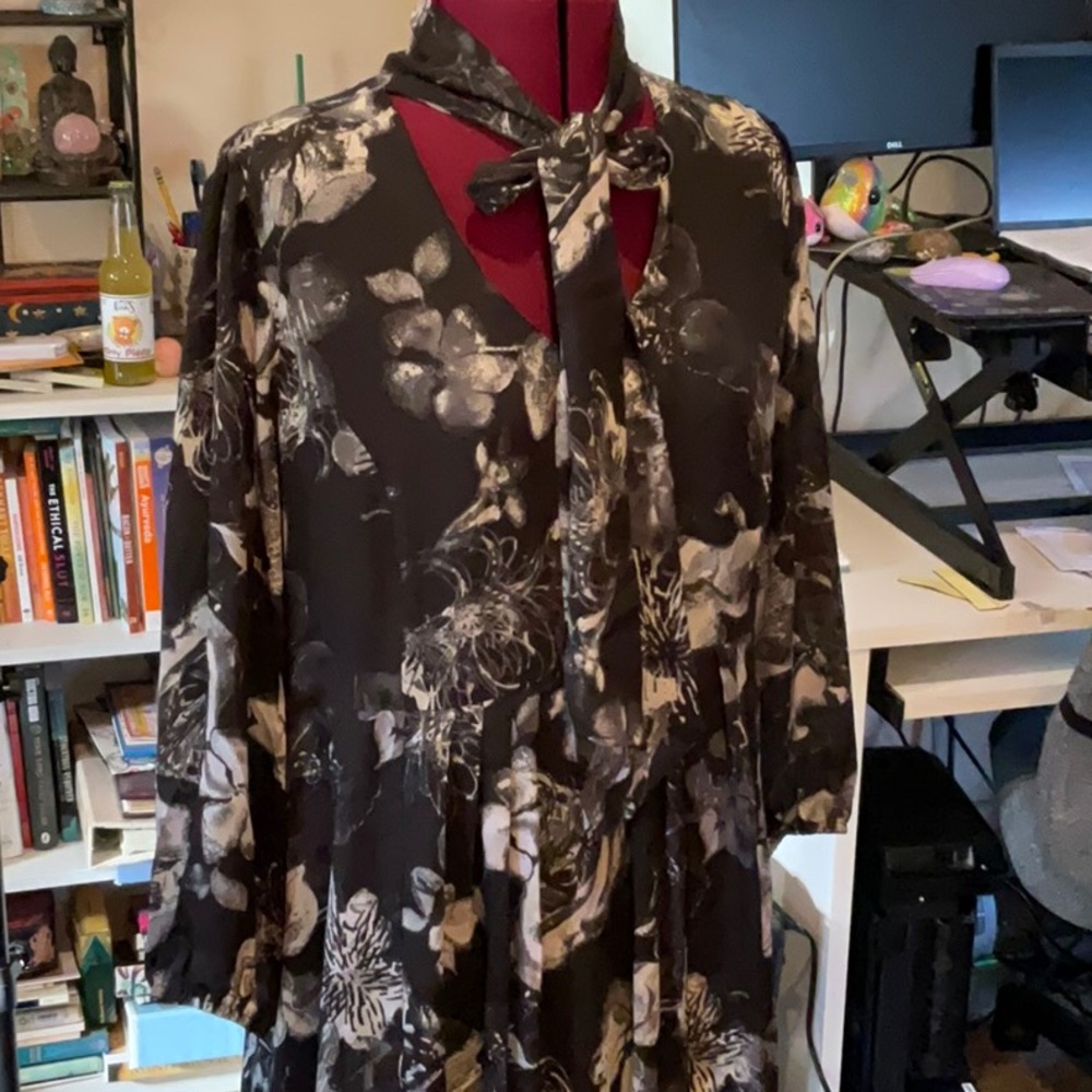 Styled by Joe Zee Black Floral tie neck size 14w